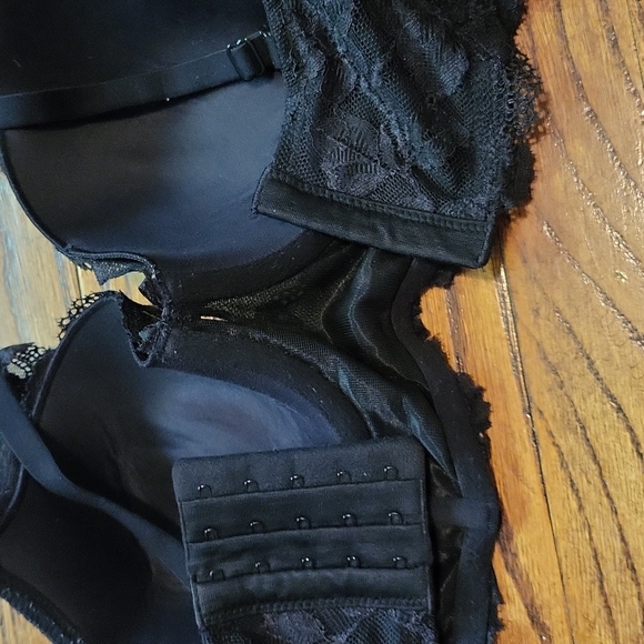 Victoria's Secret Bra - Picture 5 of 7